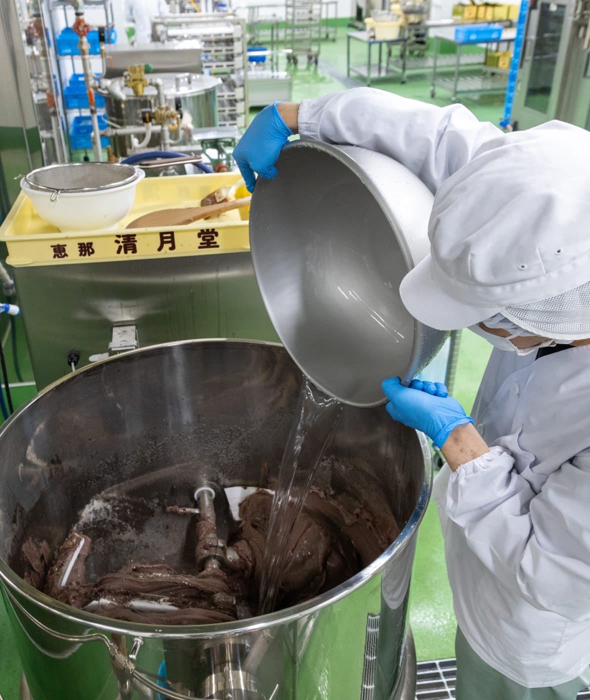 お菓子づくりの様子の画像