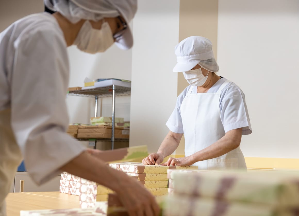 お菓子を検品している様子の画像
